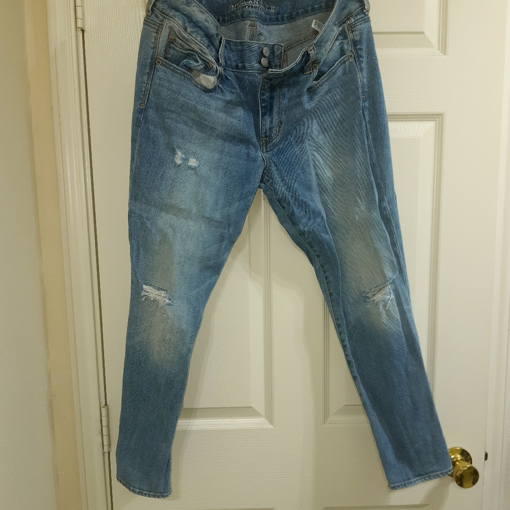 American eagle Woman destroy jeans